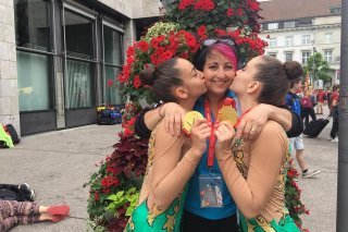 Loanne et Eléa Roch entourant Manuella, leur coach, maman et tante après leur victoire à la Fête fédérale de 2019 à Aarau.